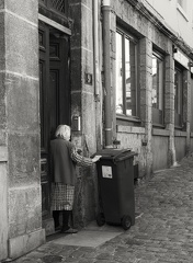Dame avec poubelle