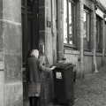 Dame avec poubelle.jpg