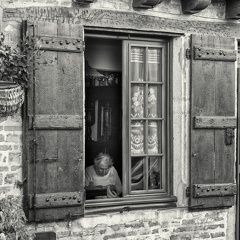 Veille dame devant la fenêtre